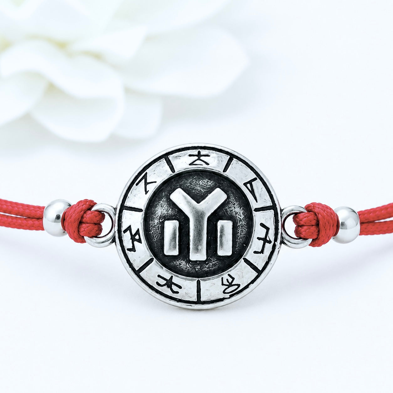 Гривна с червен конец